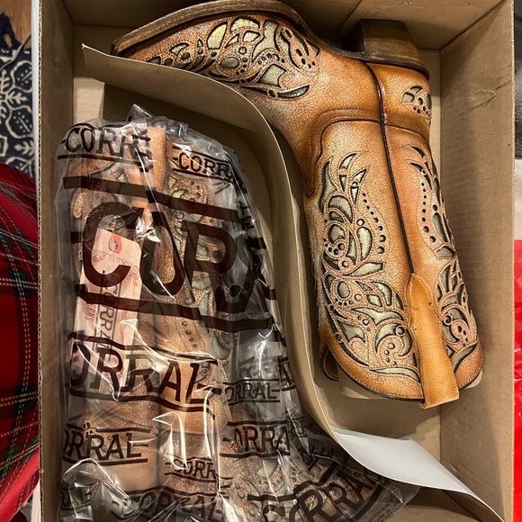 Corral Shoes - Corral Tan Leather Heeled Cowboy Boots with Sparkly Details